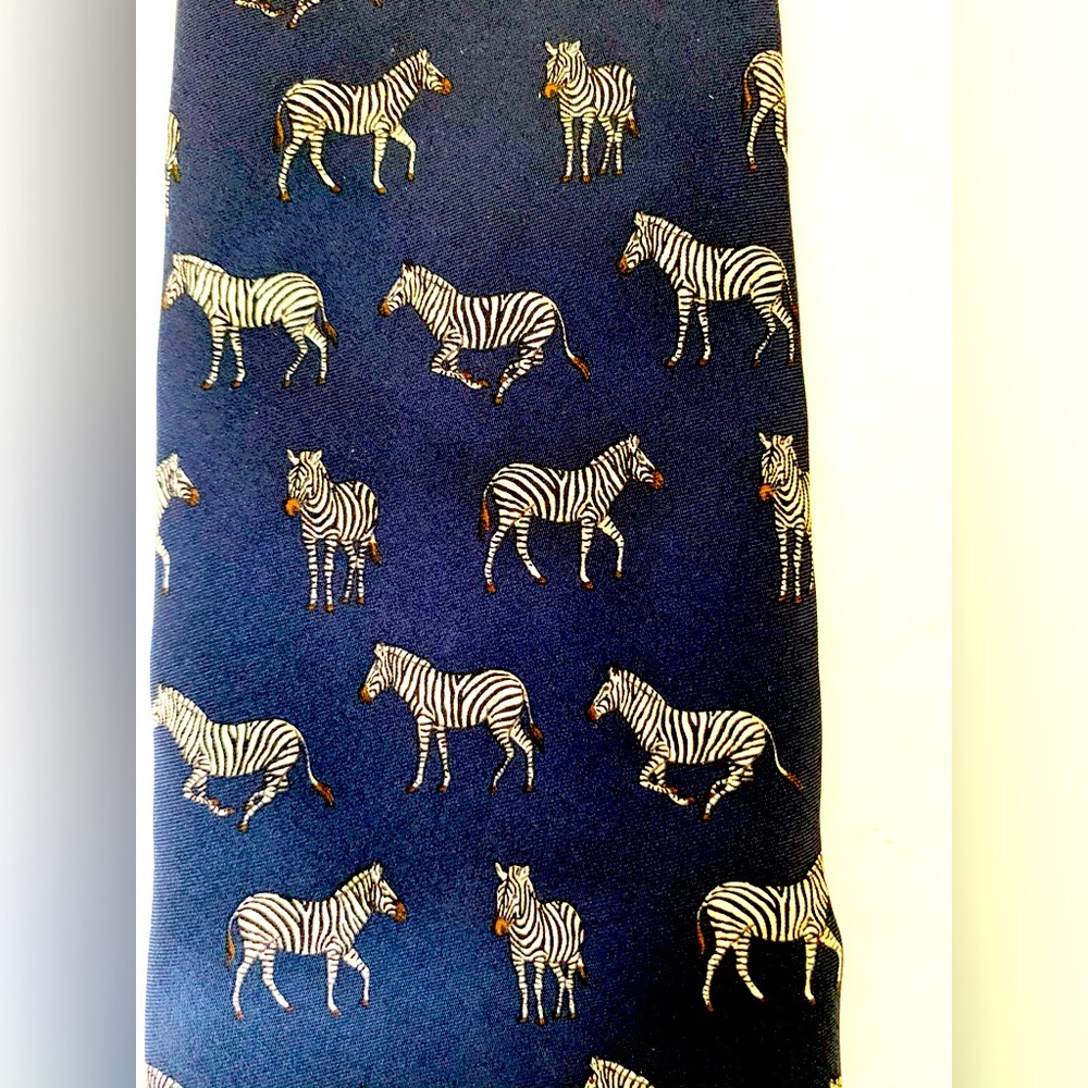Tie Rack Men’s 100% silk dark navy blue neck tie with a pattern of zebras